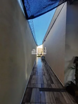 Imagem Casa de 3 quartos com suíte e móveis planejados nos banheiros e cozinha o Jardim Espanha