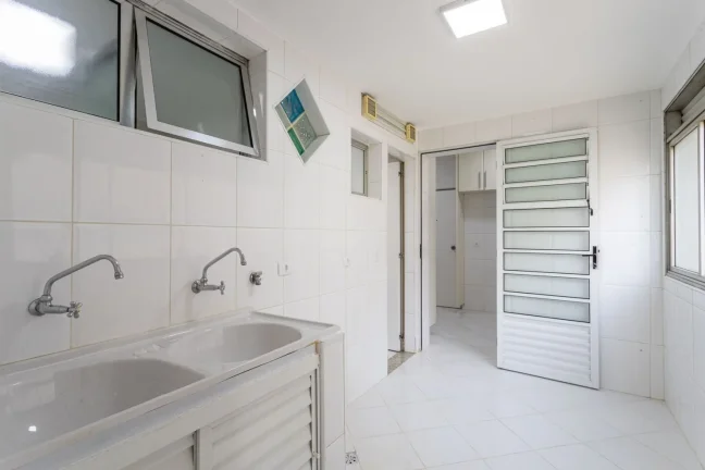 Imagem Apartamento 137M² Reformado, 3Q, 1 Suíte, 2 Banheiros, 1 Vaga, Sol da Manhã, Banheira, Academia, Salão de Festas, Área Verde, Armários.