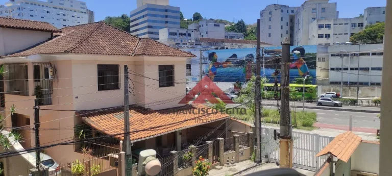 Imagem Apartamento tipo sobrado com generosos 110m² em rua fechada.