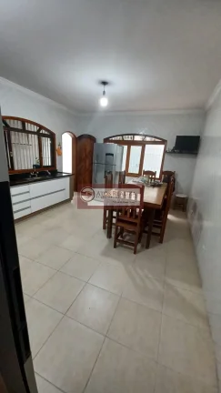 Imagem Vendo casa com edícula no Jardim Germania. Sobrado com edícula, 200m² de àrea util, 3 Dormitirios com planejados, sendo 2 Suítes, 2 salas, 6 banheiros, 2 vagas de garagem coberta, area de serviço com pia e churrasqueira, edícula com àrea de serviço, porão