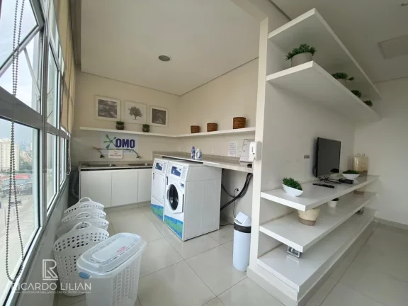 Imagem URGENTE!!! Apartamento ao lado do metro Tatuapé em andar alto, varanda e vista livre para sempre.