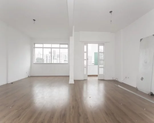 Apartamento com living para 02 ambientes, piso delaminado, 03 dormitórios, 01 aberto para ampliar a...