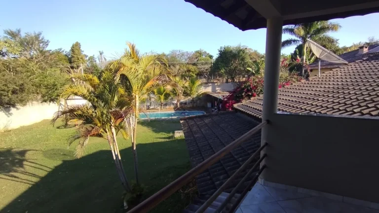 Imagem Linda casa com 03 suítes em terreno que dispõe de 2.131m² Condomínio Residencial Village da Serra!