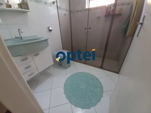 Imagem Casa Térrea com 178 m² de A.C. com 02 dormitórios, sala ampla, cozinha e 2 vagas de Garagens. Nos fundos 01 apartamento, e uma suíte na parte de cima
