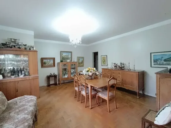 Imagem Casa ampla com 3 quartos, suíte com banheira e terraço no Centro – 2 vagas de garagem
