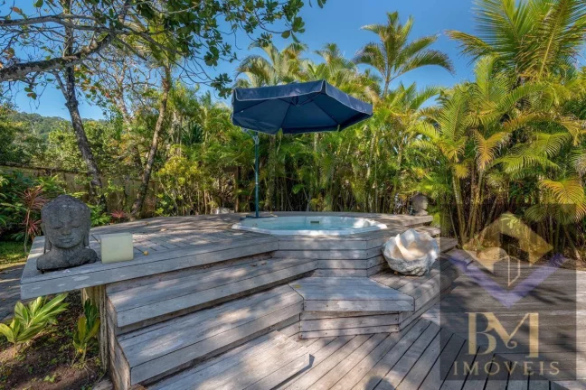 Imagem Belissima casa a venda no Litoral Norte, pé na areia, ideal para pousada.