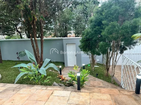 Imagem Em localização privilegiada, esta residência de estilo clássico impressiona pela imponência da ...