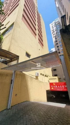 Imagem PRAIA PITANGUEIRAS, GARAGEM DEMARCADA, EXCELENTE LOCALIZAÇÃO, 100 METROS DA PRAIA, PRÉDIO COM PORTARIA 24 HORAS.