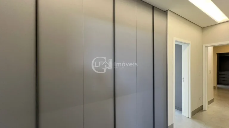 Imagem Impecável Casa em Condomínio à Venda em Alphaville Campo Grande 3, Campo Grande-MS: 3 Quartos, 3 Suítes, 3 Salas, 1 Banheiro, 4 Vagas, 180,38 m²!