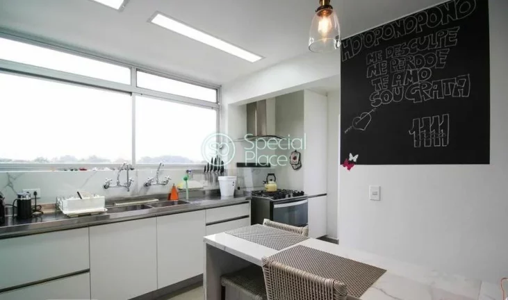 Imagem Amplo apartamento Ã  venda com 3 quartos, sendo 1 suÃ­te, e 3 banheiros no total. Este apartamento Ã...
