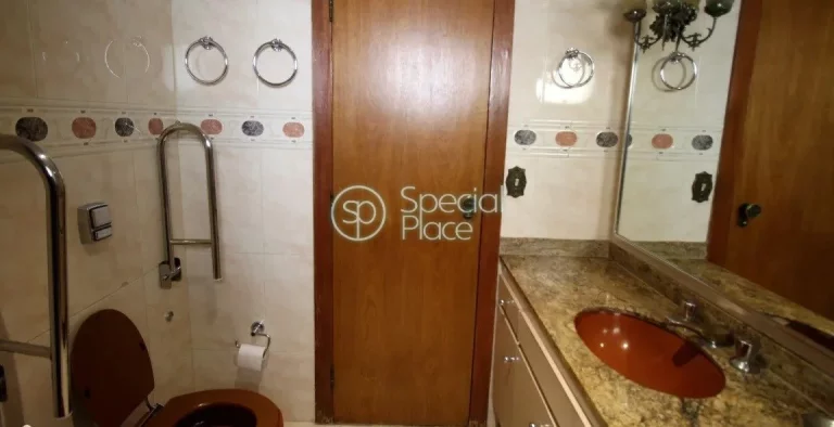 Imagem Amplo apartamento à venda com 4 quartos, sendo 2 suítes, e 4 banheiros no total. Este apartamento ...