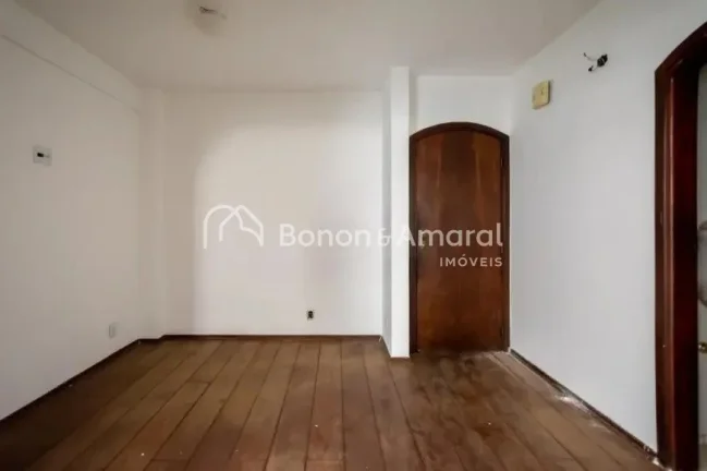 Imagem Apartamento aconchegante à venda, com 4 quartos, sendo 1 suíte, e 4 banheiros no total. Bem arejad...