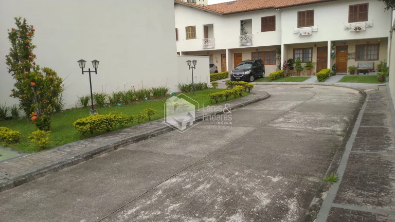 Imagem Sobrado à venda, 118m² com 2 suítes, 2 vagas em condomínio fechado com vaga para visitantes em rua sem saída - Conjunto Residencial Santa Terezinha