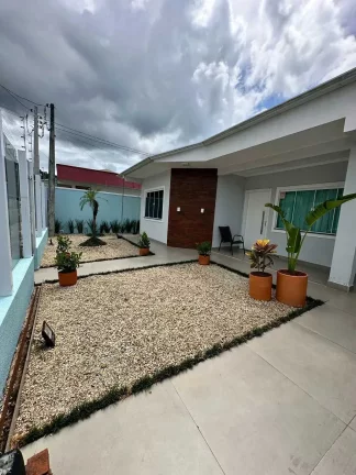 Imagem Casa com 3 dormitórios sendo 1 suíte e 2 vagas de garagem em Itapema/SC