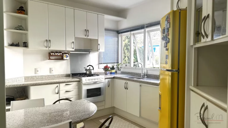 Imagem Esta linda casa em Cacupé tem tudo o que você e sua família procuram. Uma casa ampla, bem constru...
