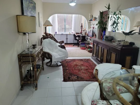 Imagem PITANGUEIRAS - LOCALIZAÇÃO PRIVILEGIADA, NA QUADRA DO MAR, AMPLO APARTAMENTO COM 80 M² ÚTEIS, CLARO E SUPER AREJADO, 1 VAGA DE GARAGEM NO PRÉDIO.