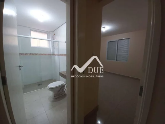Imagem Apartamento 3 dormitórios, 2 banheiros, vaga demarcada, portaria, 100% reformado com 94m2 de áreà útil. Santos no Marapé próximo a Carvalho.