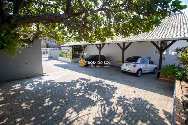 Imagem Casa frente mar à venda na praia de Bombinhas SC
