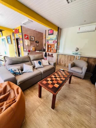 Imagem Casa com 3 dormitórios sendo 1 suíte e 5 vagas de garagem no bairro Parque Guarani em Joinville SC