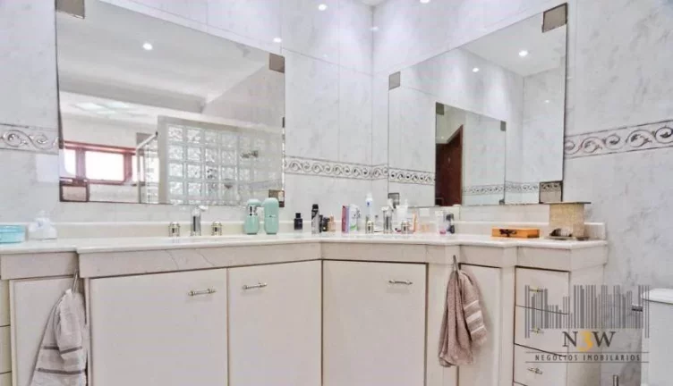 Imagem Casa à venda no City América São Paulo SP com 5 suítes, 8 banheiros e amplo quintal.