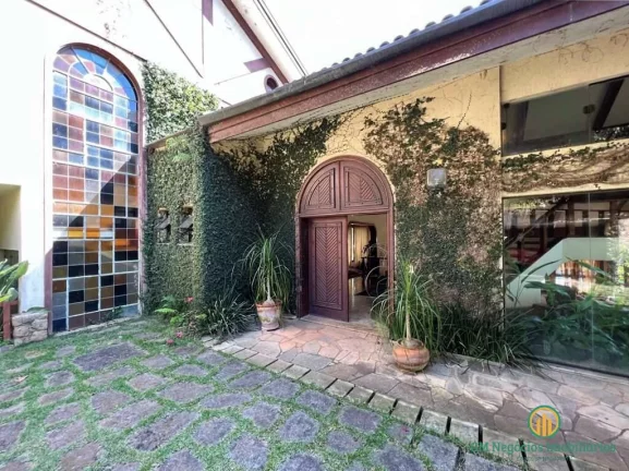 Imagem Linda casa com 5 suítes + apto hóspedes! Cond. Pq Silvino Pereira