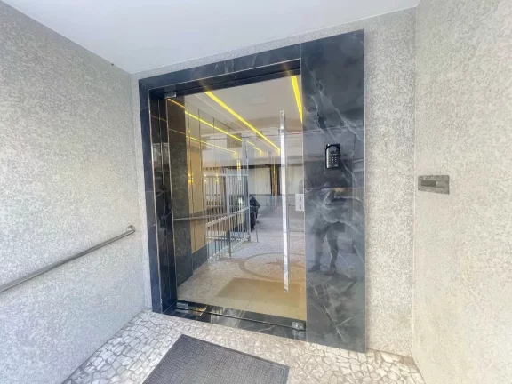 Imagem Apartamento com 2 dormitórios sendo 1 suíte e 1 vaga de garagem– 450m da Praia em Balneário Camboriú
