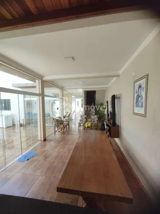 Imagem Casa à venda em Campo Grande-MS, bairro Panorama: 2 quartos, 1 suíte, 3 salas, 2 banheiros, 4 vagas de garagem, 266m².