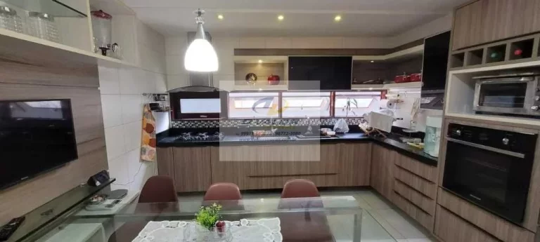 Imagem Vendo Casa em Condomínio Fechado, com 481 m², 4 suítes, sala p/ 4 ambientes, espaço gourmet e 2 vagas