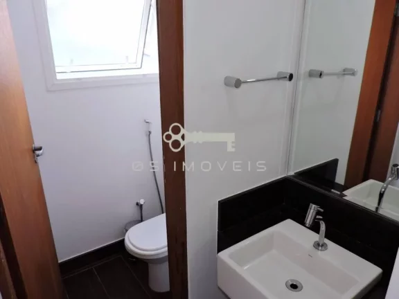 Imagem Casa no Condomínio Golf Village, repleta de comodidades e design elegante.