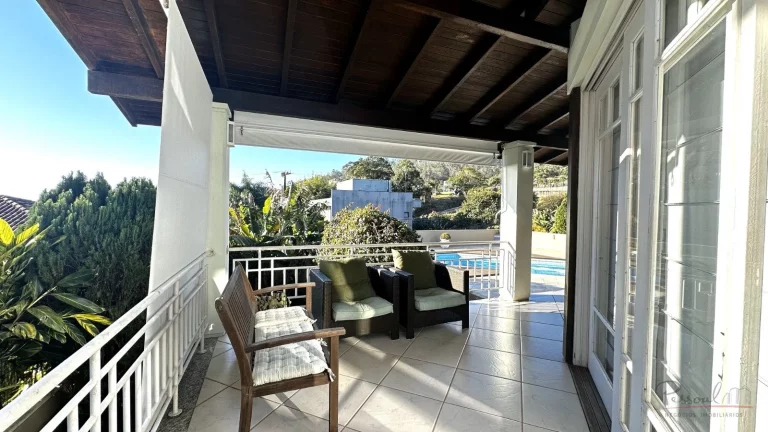 Imagem Esta linda casa em Cacupé tem tudo o que você e sua família procuram. Uma casa ampla, bem constru...