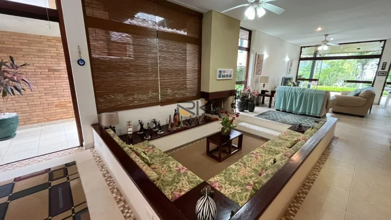 Imagem CASA EM CONDOMINIO FECHADO COM 4 SUÍTES,5 VAGAS DE GARAGEM,VARANDA GOURMET COM CHURRASQUEIRA,SALA COM 2 AMBIENTES E SALA DE ESTAR.