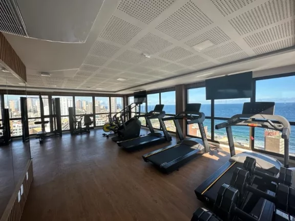 Imagem A 5ª Avenida Imóveis selecionou esta oportunidade de STUDIO c/ varanda integrada, totalmente mobiliada e decorada no BARRA PREMIUM: por R$500.000,00