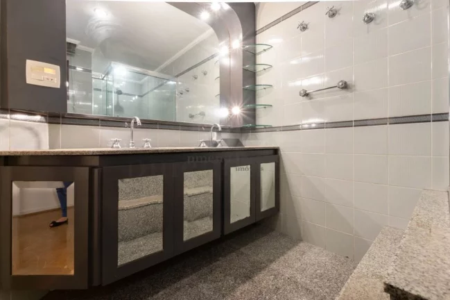 Imagem Apartamento à venda em Higienópolis com 4 suítes e 4 vagas em 213m2