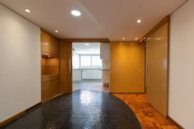 Imagem OPORTUNIDADE IMPERDÍVEL ! Apartamento 125M² Reformado, 3Q, 1 Suíte, 2 Banheiros, 2 Vagas.