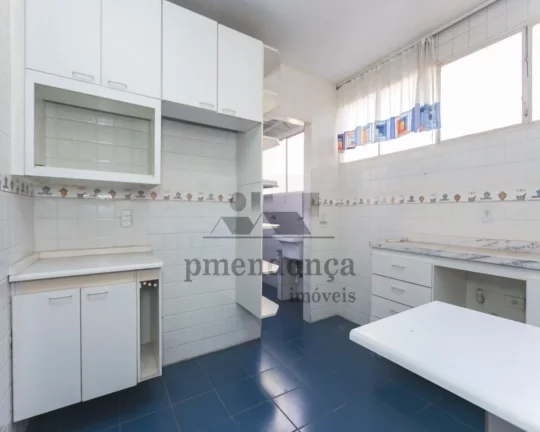 Imagem Apartamento com armários planejados, piso em parquet, living para 02 ambientes, banheiro, 02 dormit...