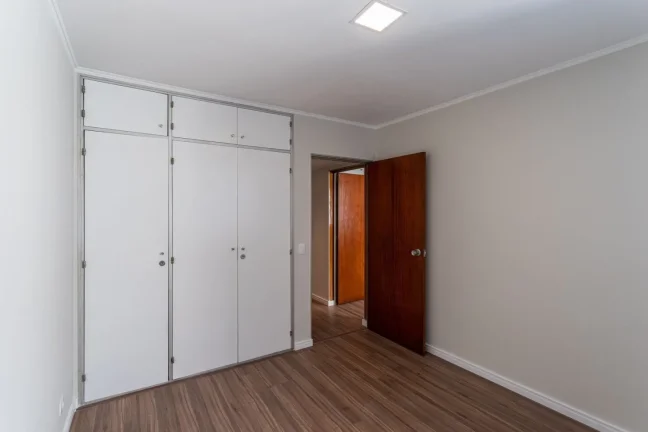 Imagem Apartamento 137M² Reformado, 3Q, 1 Suíte, 2 Banheiros, 1 Vaga, Sol da Manhã, Banheira, Academia, Salão de Festas, Área Verde, Armários.