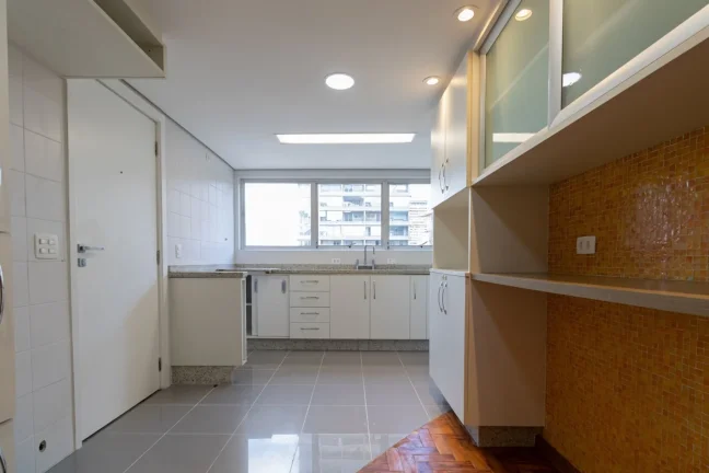 Imagem OPORTUNIDADE IMPERDÍVEL ! Apartamento 125M² Reformado, 3Q, 1 Suíte, 2 Banheiros, 2 Vagas.