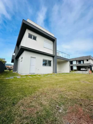 Imagem Casa alto padrão 3 dormitórios sendo 1 suíte e 2 demi-suítes e 2 vagas em Florianópolis/SC