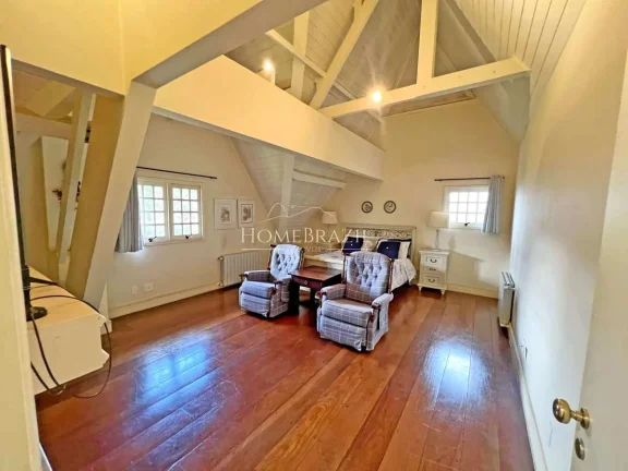Imagem Apartamento duplex à venda a 400m do Capivari, Campos do Jordão, com 5 suítes, lareiras, calefação, hidromassagem e 2 vagas de garagem.
