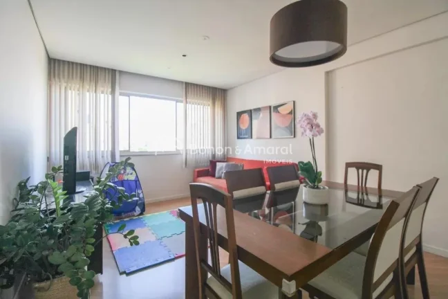 Imagem Imóvel amplo à venda no Cambuí, com 3 quartos e 2 banheiros. Apartamento reformado e muito bem lo...