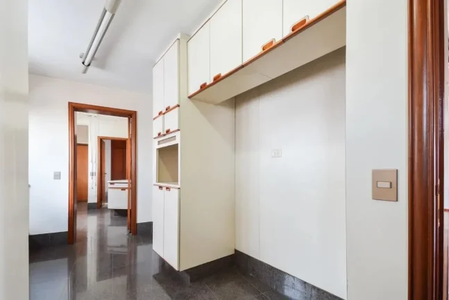 Imagem Apartamento 274M², 4Q, 1 Suíte, 4 Banheiros, 3 Vagas, Varanda, Piscina, Salão de Festas, Playground, Quadra, Hidro, Despensa.