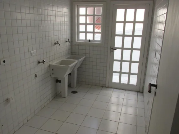 Imagem Casa no Res. Alpha 11 - 330m²