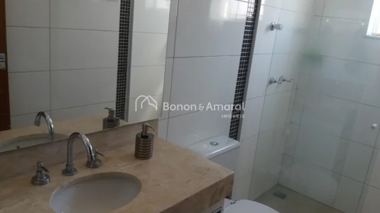 Imagem Este sobrado de 180m² de construção e 300m² de terreno oferece todo o conforto e espaço que sua...