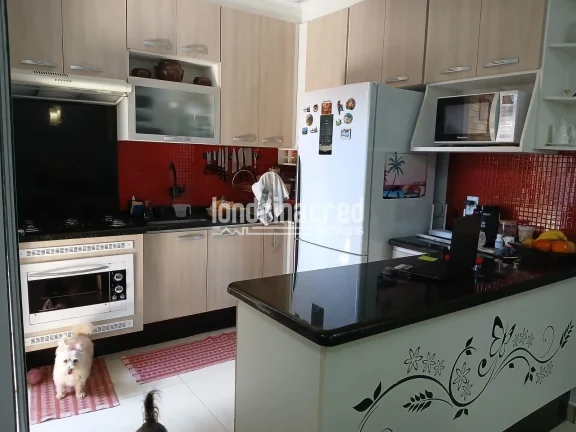 Imagem Linda casa no Cond. Terra Nova com 3 dormitórios (1 suíte), 2 vagas cobertas, 150m², planejados, ar-condicionado e ótimo aproveitamento do terreno de 145m².