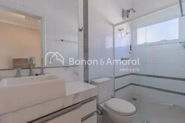 Imagem Esta residência de alto padrão oferece 290 m² de área construída em um terreno de 360 m², unin...