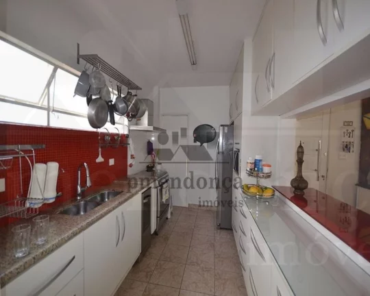 Imagem Lindo apartamento amplo arejado, decorado com muito bom gosto, todo reformado, com living para 02 am...