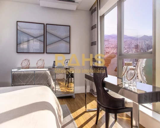 Imagem 81 andares, o maior residencial da América Latina; Altura: 281 metros; 264 apartamentos; Tamanho do...