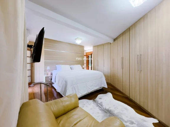 Imagem Imóvel de luxo em Cotia-SP: Casa à venda ou locação com 7 quartos, 5 suítes, 3 salas e 2.500 m² de área em Chácaras dos Lagos.