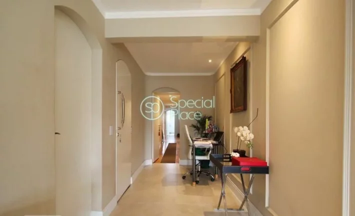 Imagem Amplo apartamento Ã  venda com 3 quartos, sendo 1 suÃ­te, e 3 banheiros no total. Este apartamento Ã...