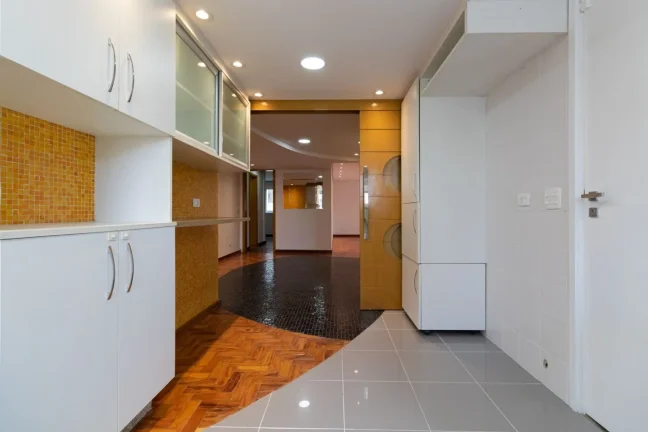 Imagem OPORTUNIDADE IMPERDÍVEL ! Apartamento 125M² Reformado, 3Q, 1 Suíte, 2 Banheiros, 2 Vagas.